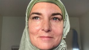 Sinéad O'Connor, convertie à l'islam, devient Shuhada' Davitt